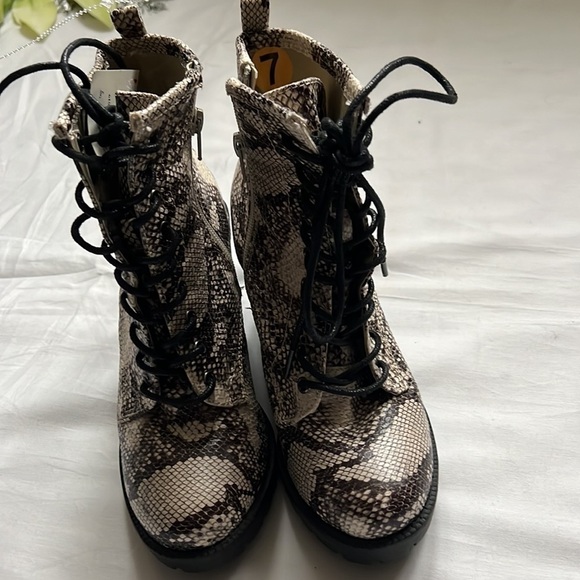 ⭐️ZIGI SOHO Gray Snakeskin Lace-Up Padded Kourtlan Round Toe Block Heel Booties - Picture 5 of 7